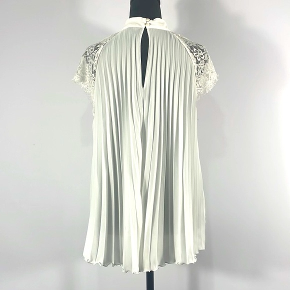 White, Banana Republic, pleaded,lace Medium, Top, Swing top, Trapeze - Picture 4 of 10